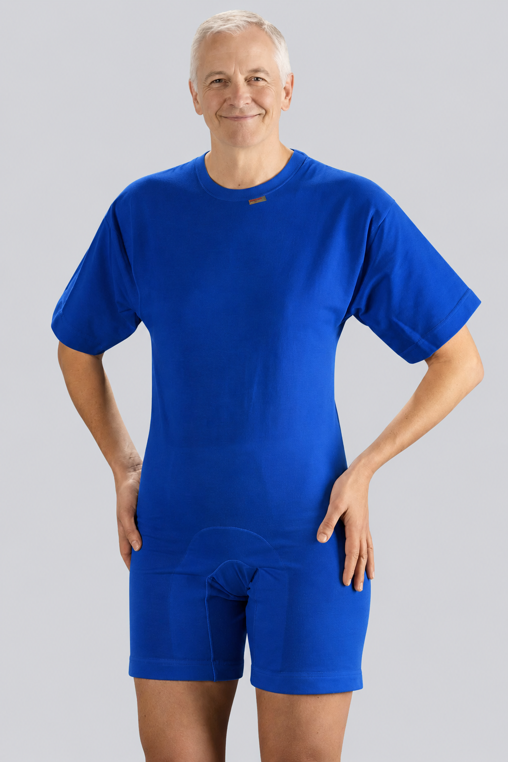 CARE body med korta ben, ärmar och dragkedjor i grenen och på axlarna, finns i vitt, svart och koboltblått.