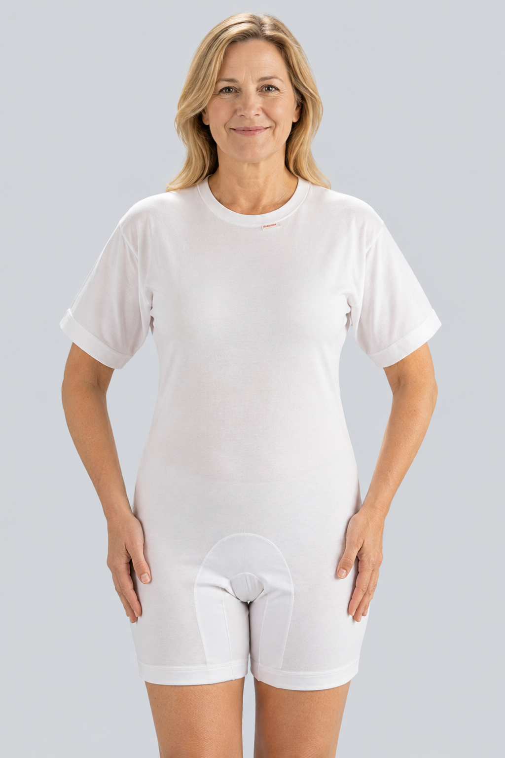 Bodystocking med korta ben och ärmar samt dragkedjor i grenen och på axlarna, finns i vit, svart och koboltblå.