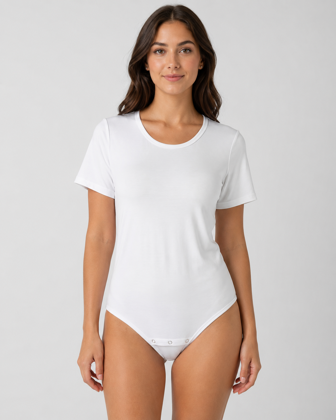 En bekväm bodystocking med korta ärmar och tryckknappar, finns i grön, svart, vit, vinröd och marinblå.