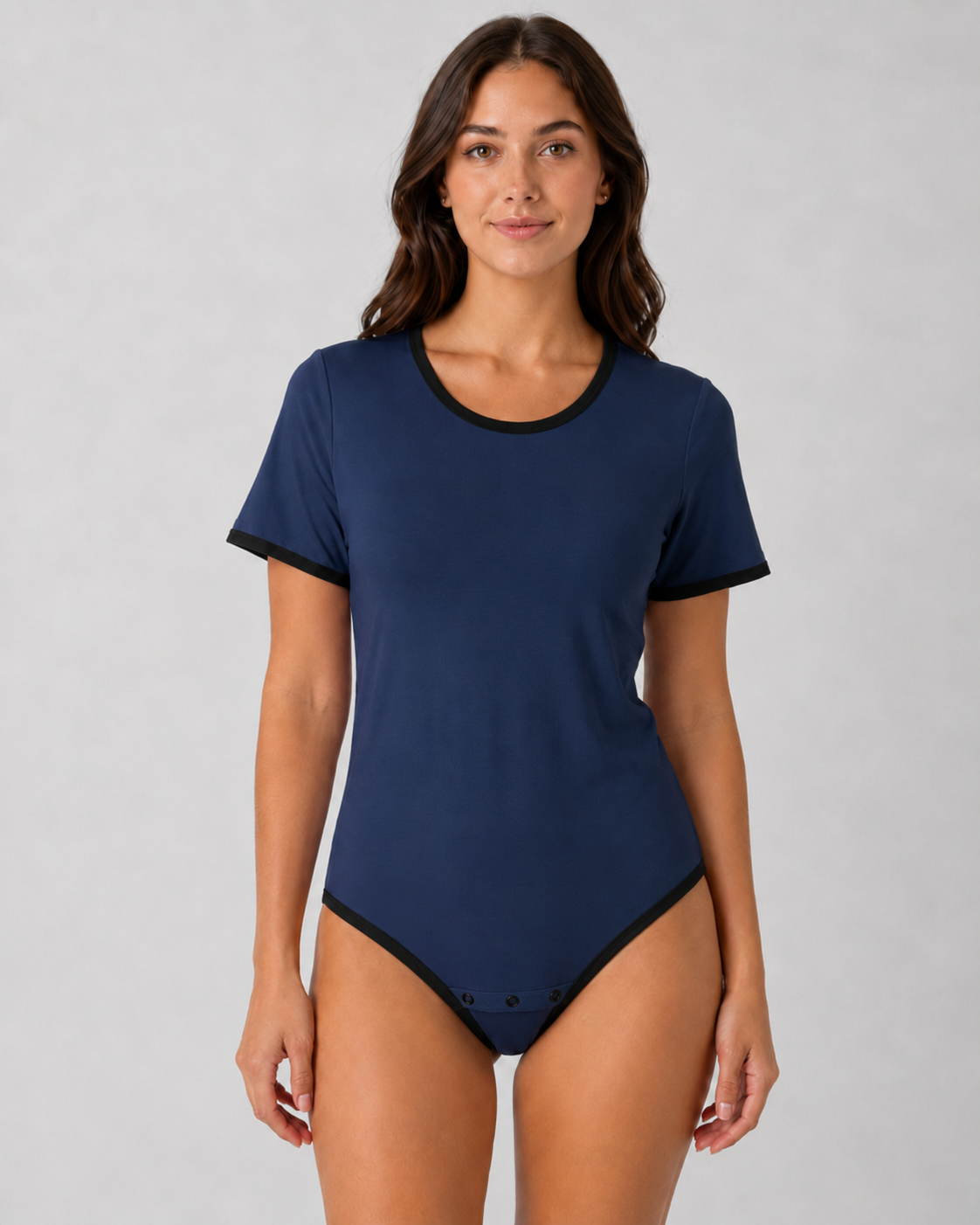 Bodystocking med korta ärmar och tryckknappar i nederkant finns i grönt, svart, vitt, bordeaux och marinblått.