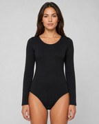 Bodystocking med lång ärm och tryckknappar, tillverkad av bomull och lycra, finns i grön, vit, svart, bordeaux.