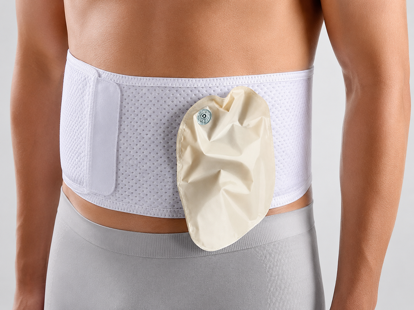 Stomibandage: Hudvänlig, elastisk och kardborrejusterbar bandage i 15 cm eller 22 cm höjd.