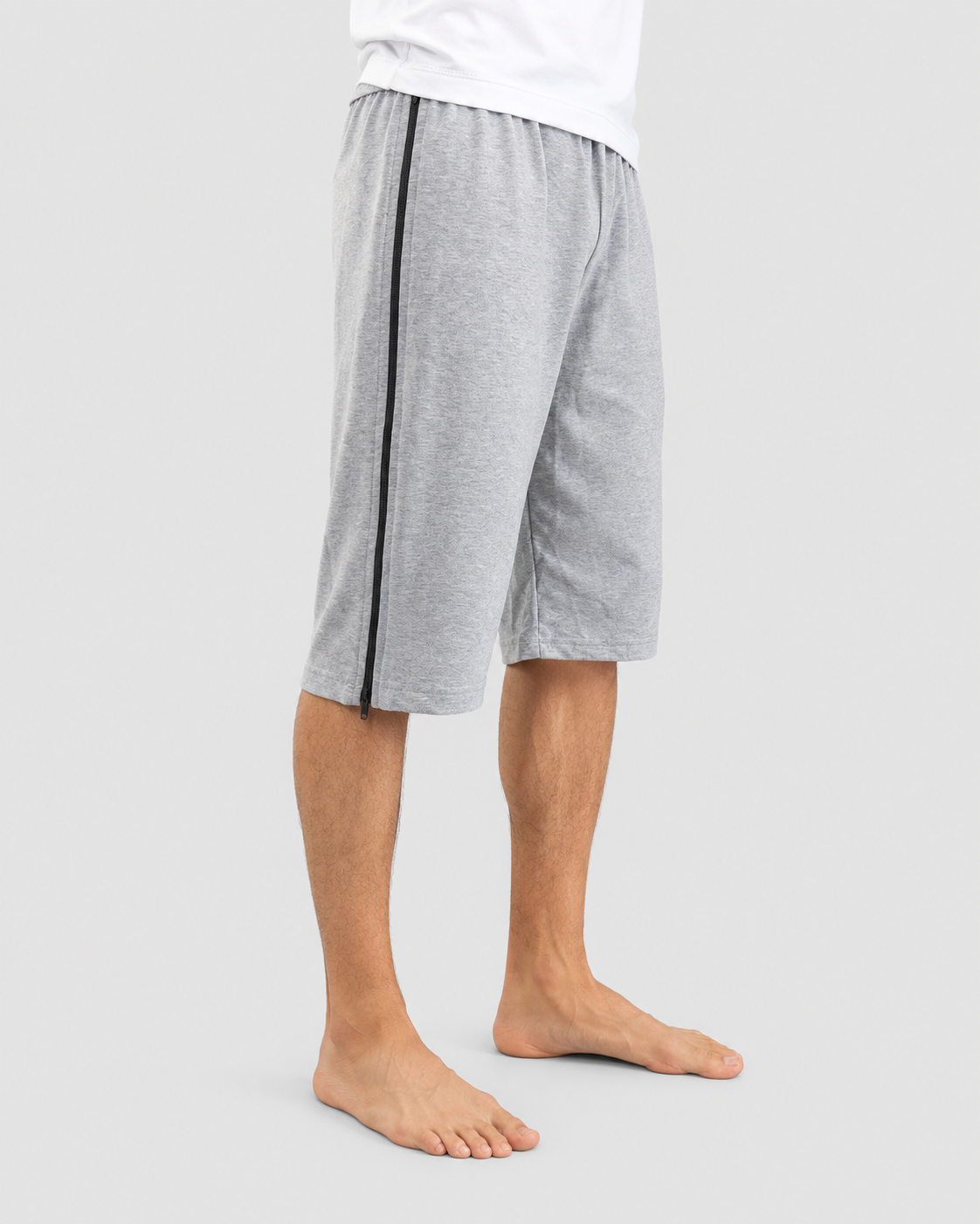 Shorts med dragkedjor på sidorna, i bomull, finns i mörkblått, svart och grått.