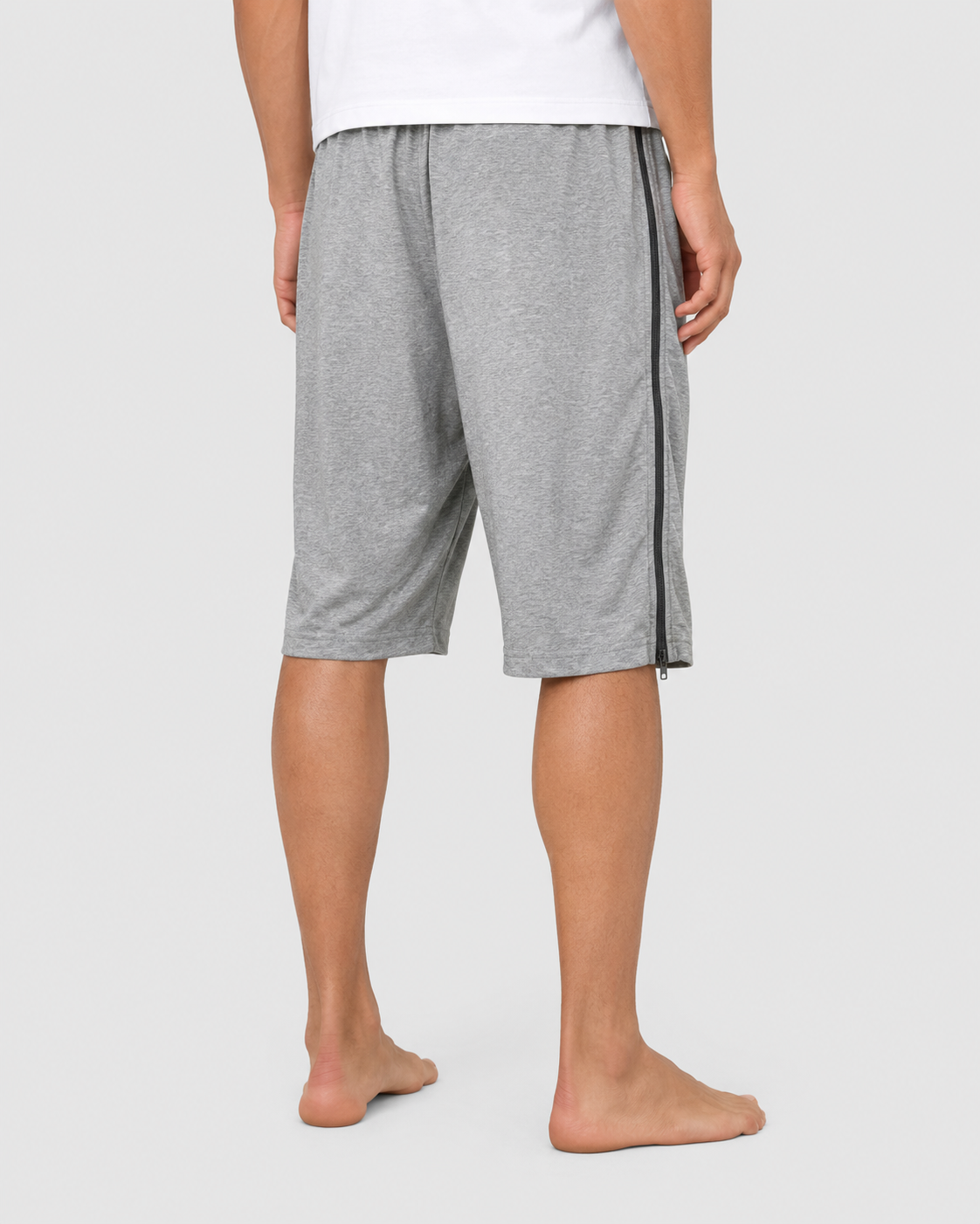 Shorts med dragkedja i båda sidor, i bomull/elastan. Finns i mörkblått, svart och grått.