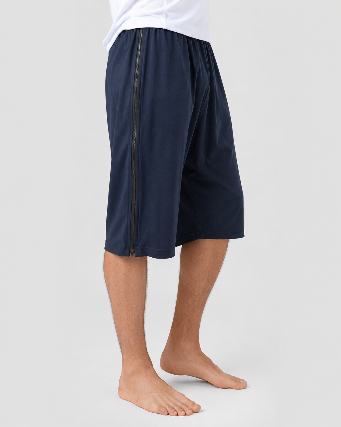 Shorts med dragkedja i båda sidor, i bomull/elastan. Finns i mörkblått, svart och grått.