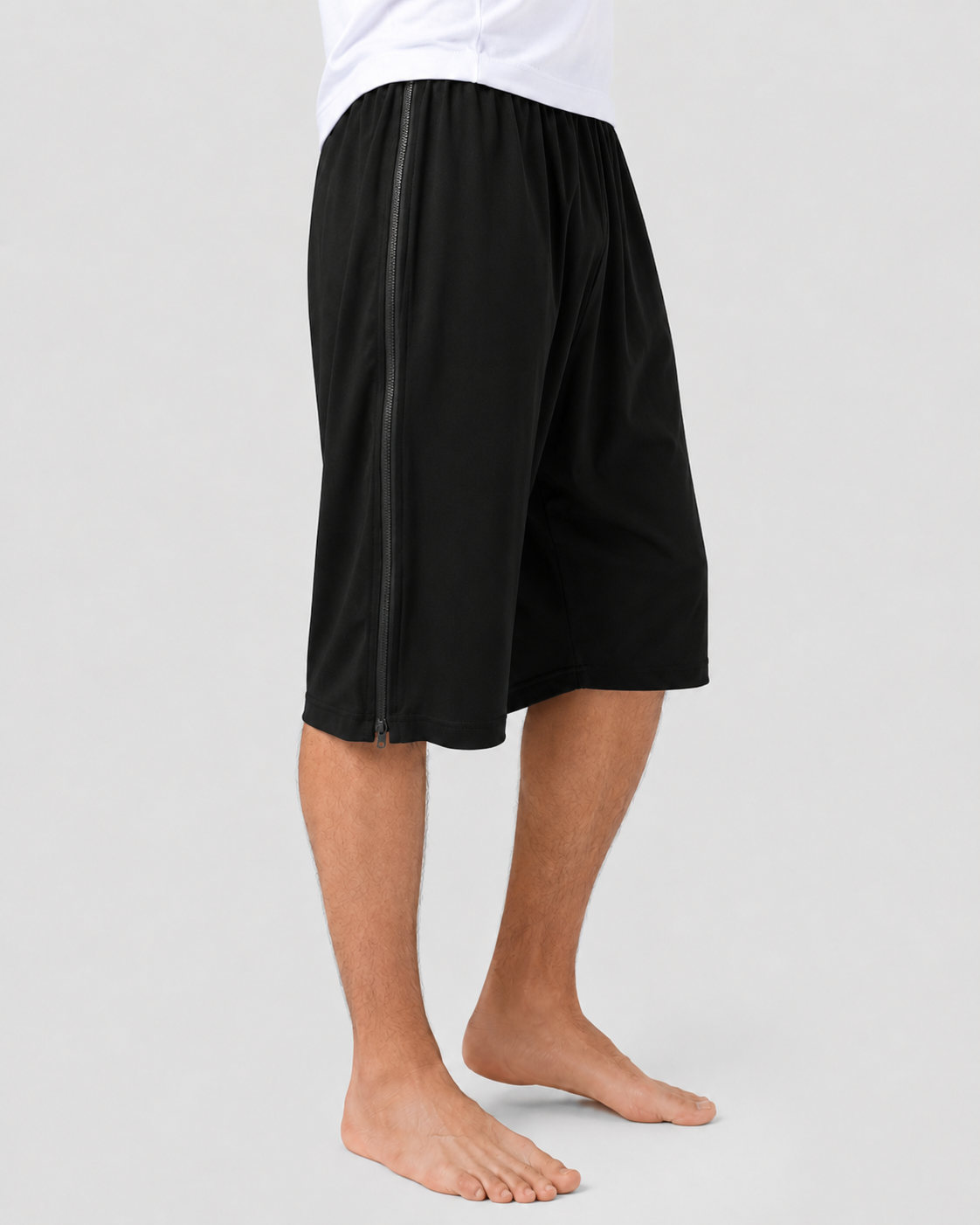 Shorts med dragkedja i båda sidor, i bomull/elastan. Finns i mörkblått, svart och grått.