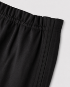Jeans i denim med blixtlås i båda sidorna, finns i tvättad blå, mörkblå, svart och brun.