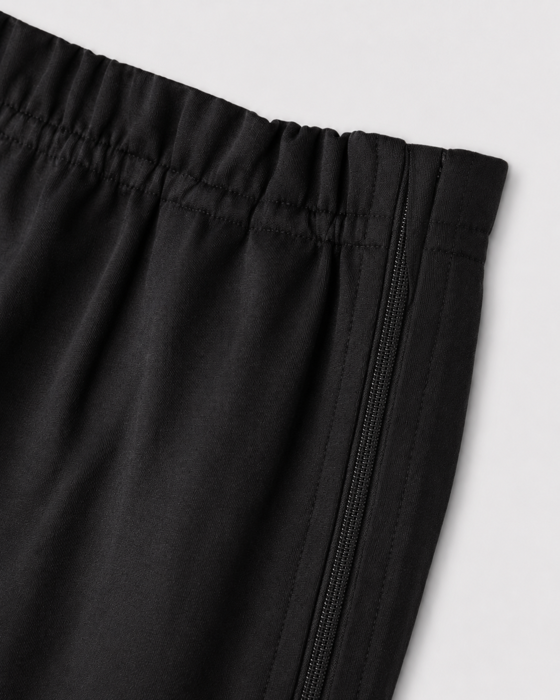 Jeans i denim med blixtlås i båda sidorna, finns i tvättad blå, mörkblå, svart och brun.