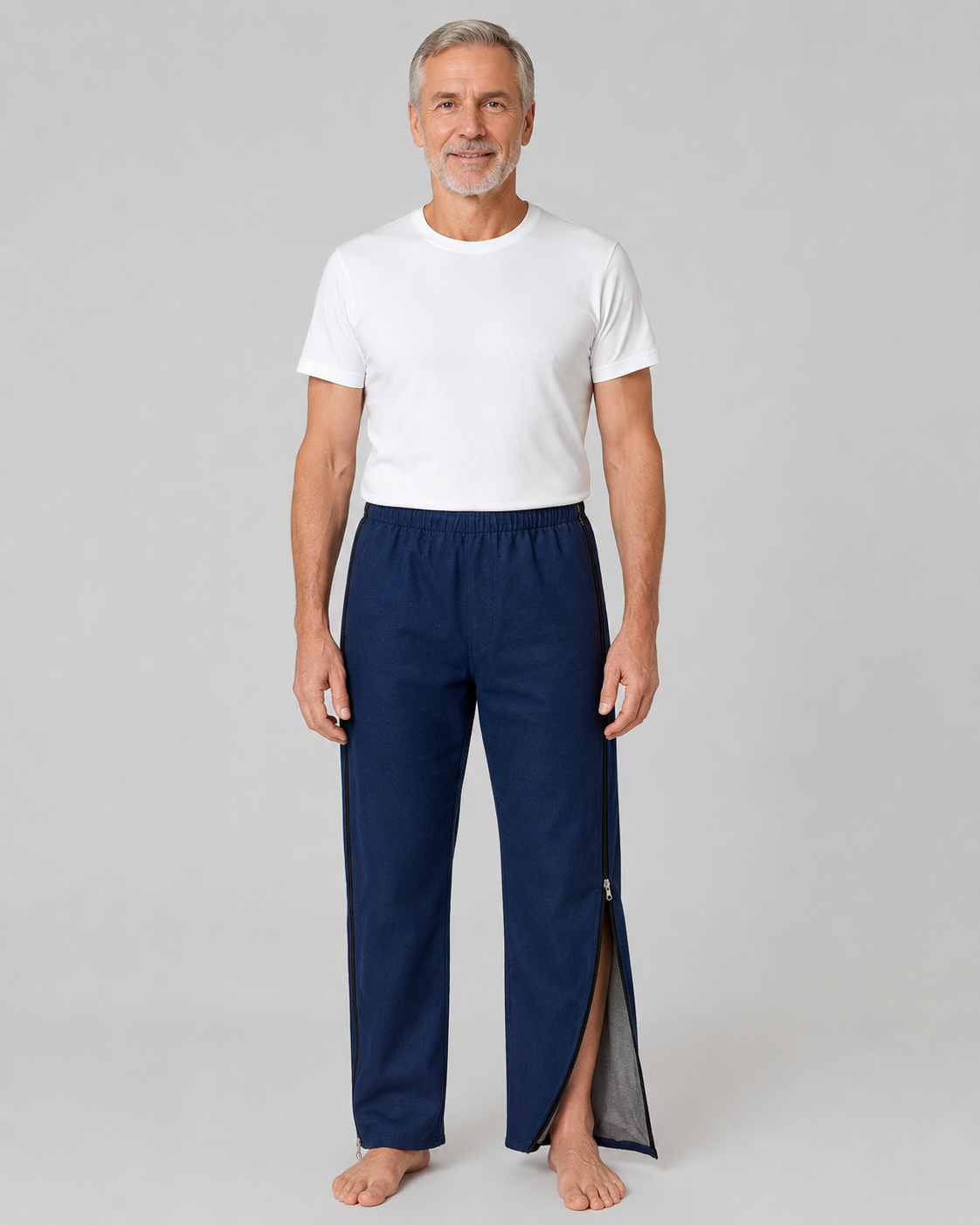 Jeans med foder och dragkedja i båda benen, finns i svart, mörkblått och blekt blått.