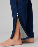 Jeans med varmt foder och blixtlås i båda benen, finns i svart, mörkblått och förblekt blått.
