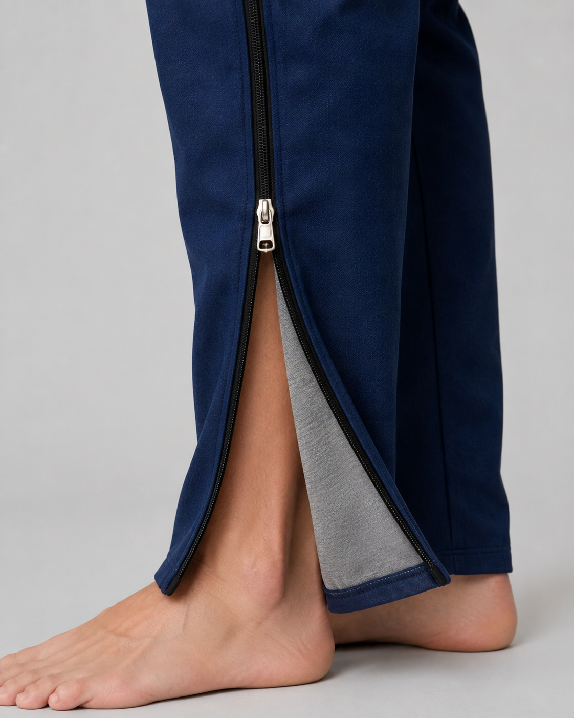 Jeans med varmt foder och blixtlås i båda benen, finns i svart, mörkblått och förblekt blått.