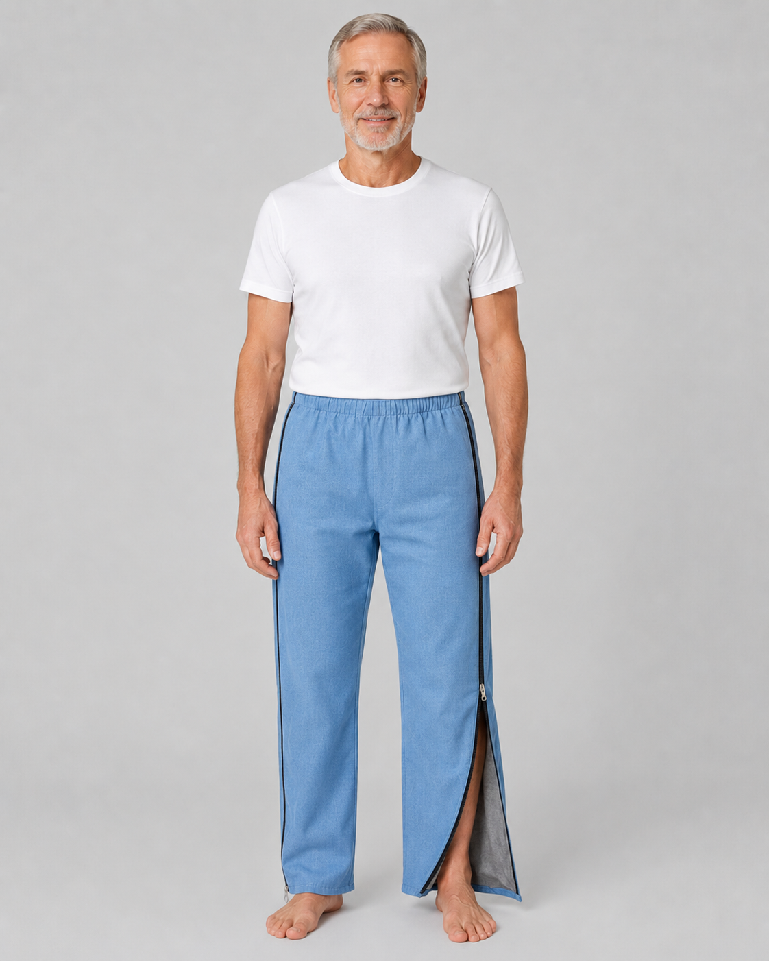 Byxor med foder och dragkedja i båda benen finns i svart, mörkblå och förblekt blå denim.