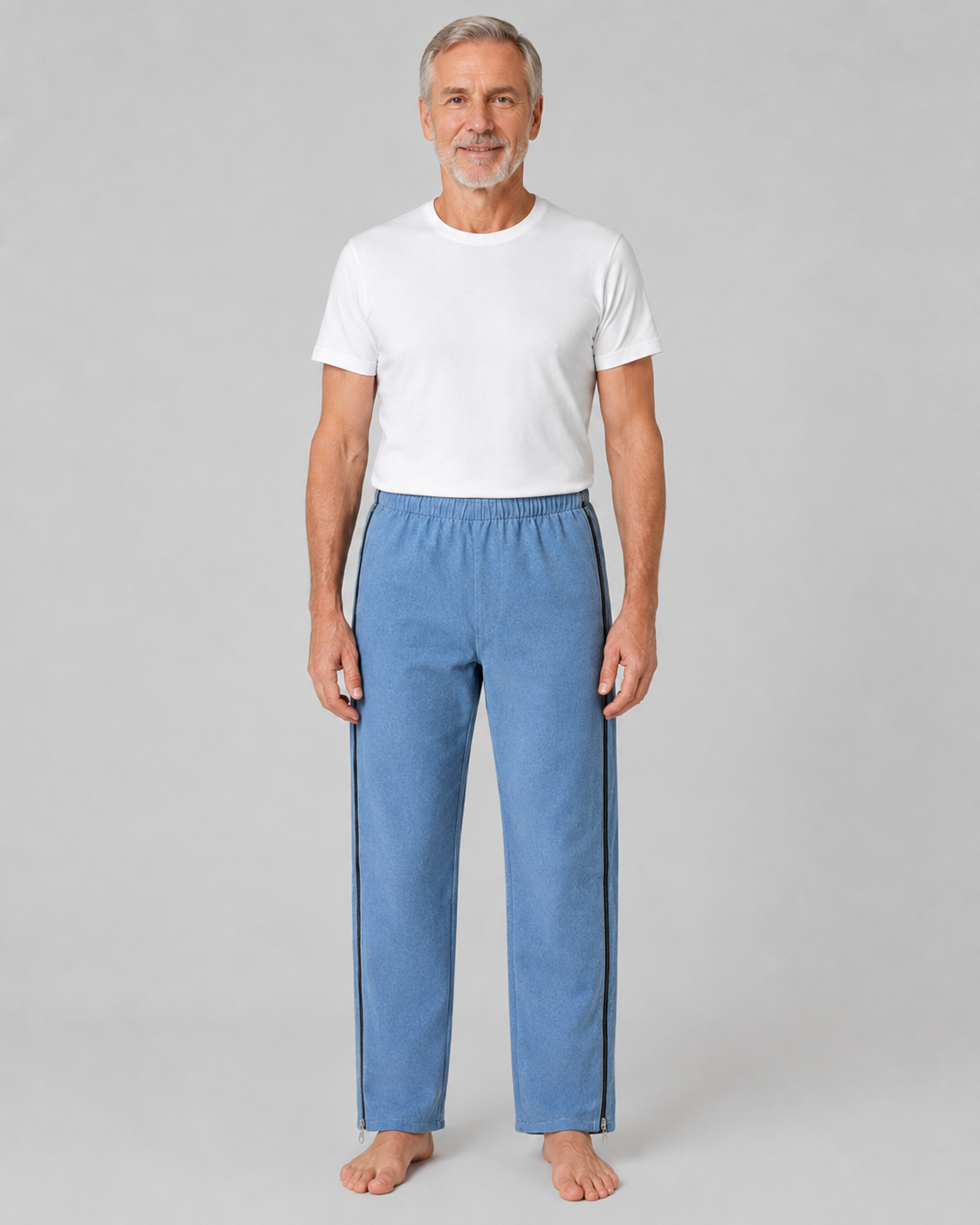 Denimbyxor med foder och dragkedja i båda benen. Finns i svart, mörkblå och tvättad blå.