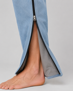 Denimbyxor med varmt foder och dragkedja i båda benen, finns i svart, mörkblått och blekt blått.