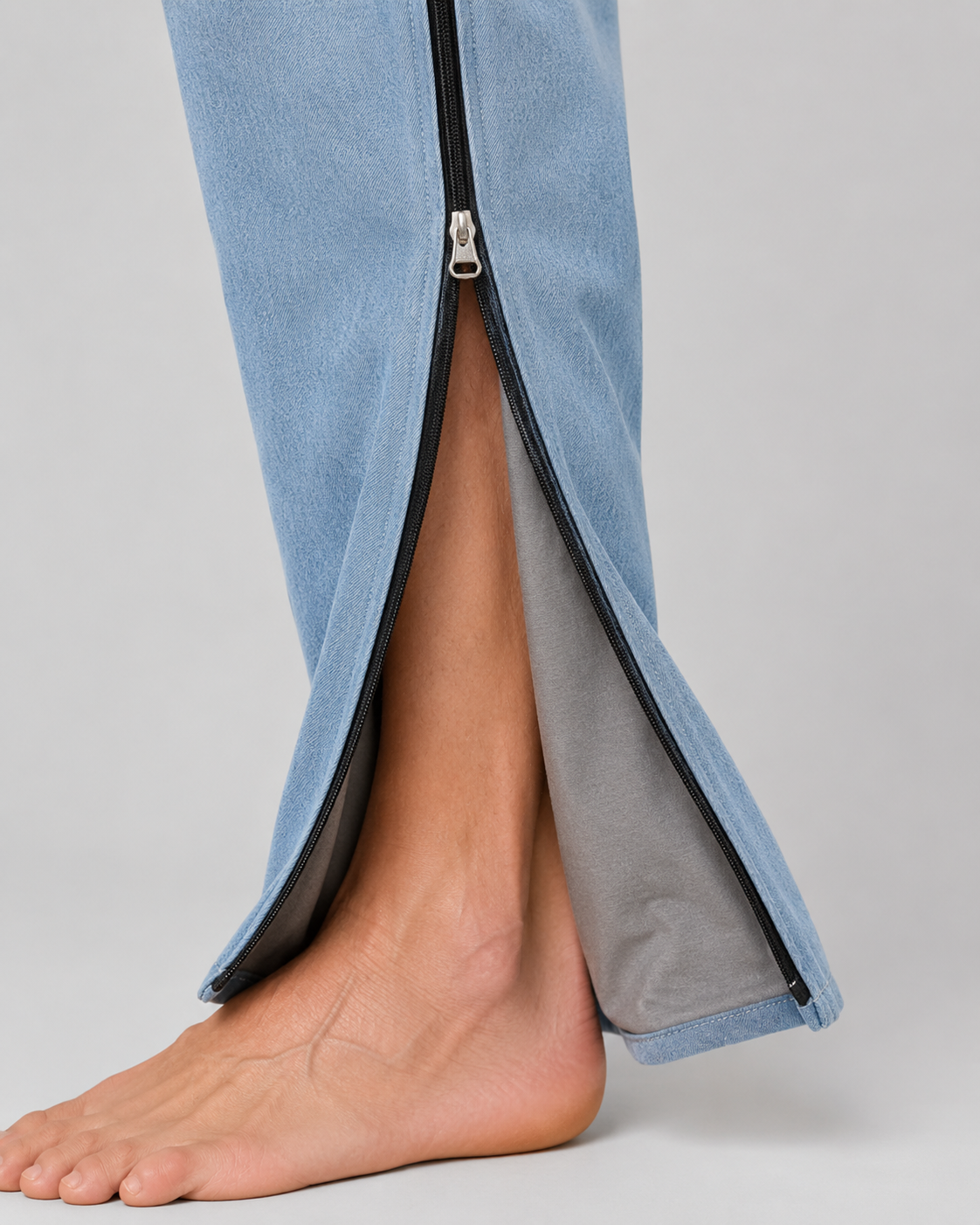 Denimbyxor med varmt foder och dragkedja i båda benen, finns i svart, mörkblått och blekt blått.