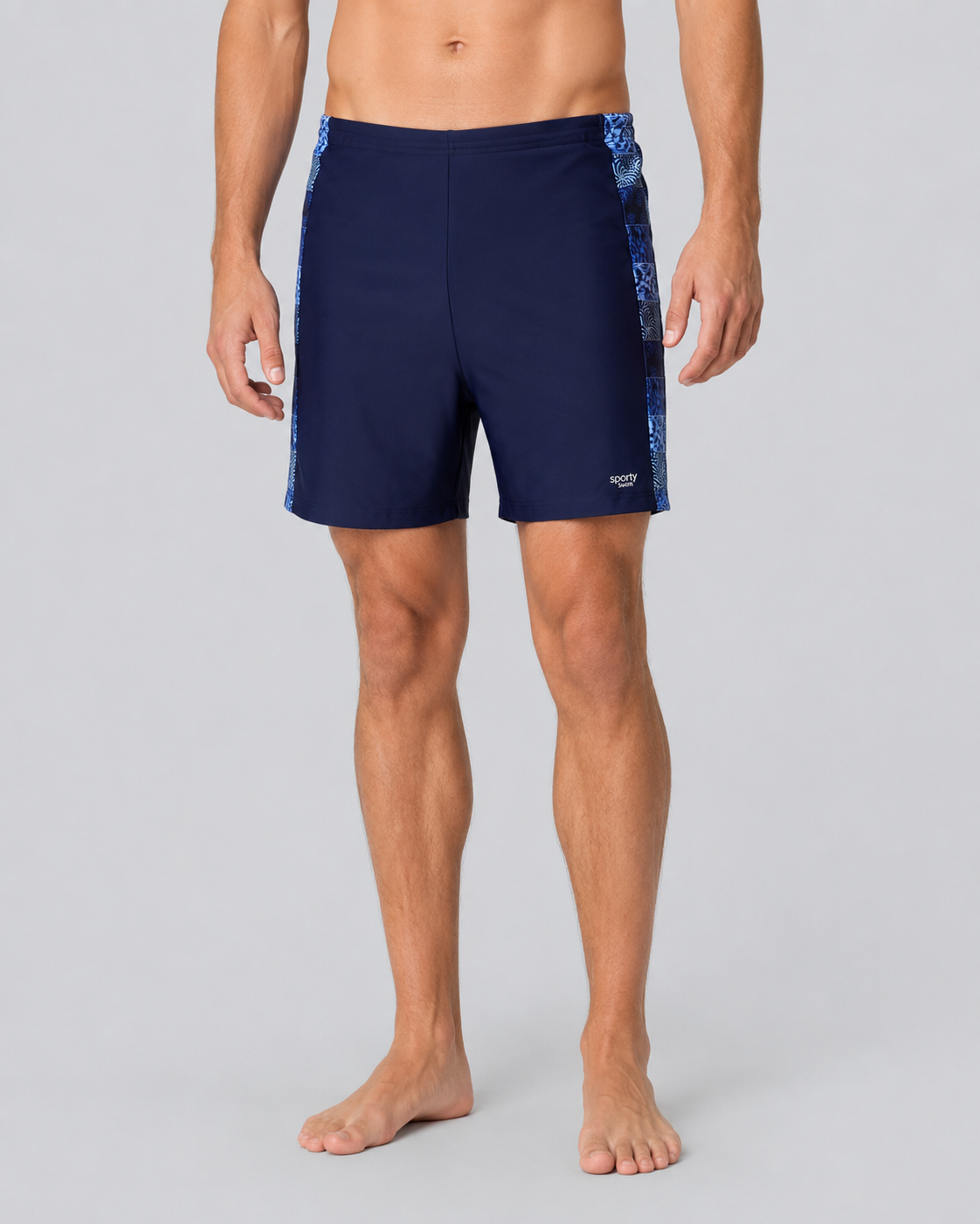 Montana badshorts för män med stomi, mörkblå med tryck och med högre midja.
